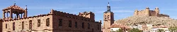 Panorama de La Calahorra con iglesia y castillo en la ladera de Sierra Nevada.