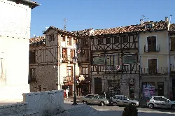Esquina sureste de la plaza mayor con edificios de madera y piedra en Cuéllar