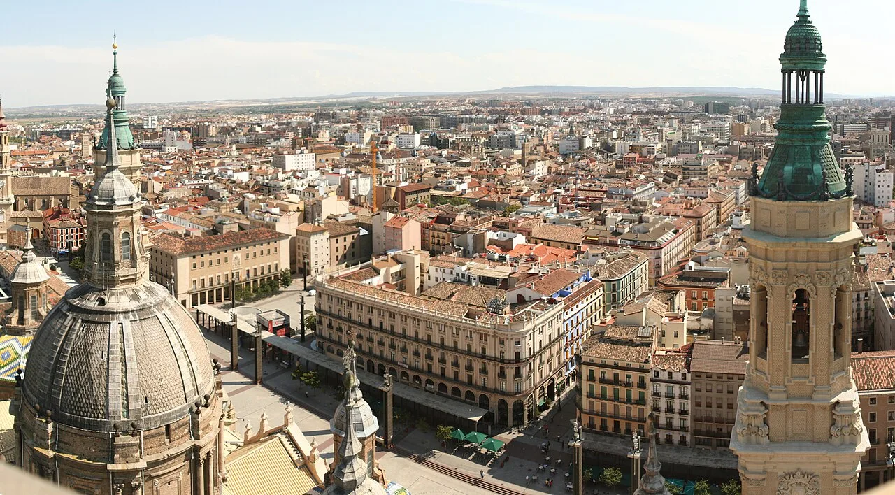 Panoramic view of Zaragoza from the cathedral, with buildings and streets in the city center.
