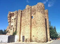 Ruinen eines Steinschlosses mit runden Türmen in Polán, Toledo.