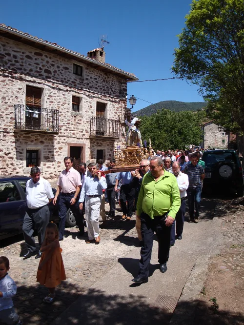 Männer und Kinder nehmen an einer Prozession mit einer Statue von Santiago in Viniegra de Abajo teil.