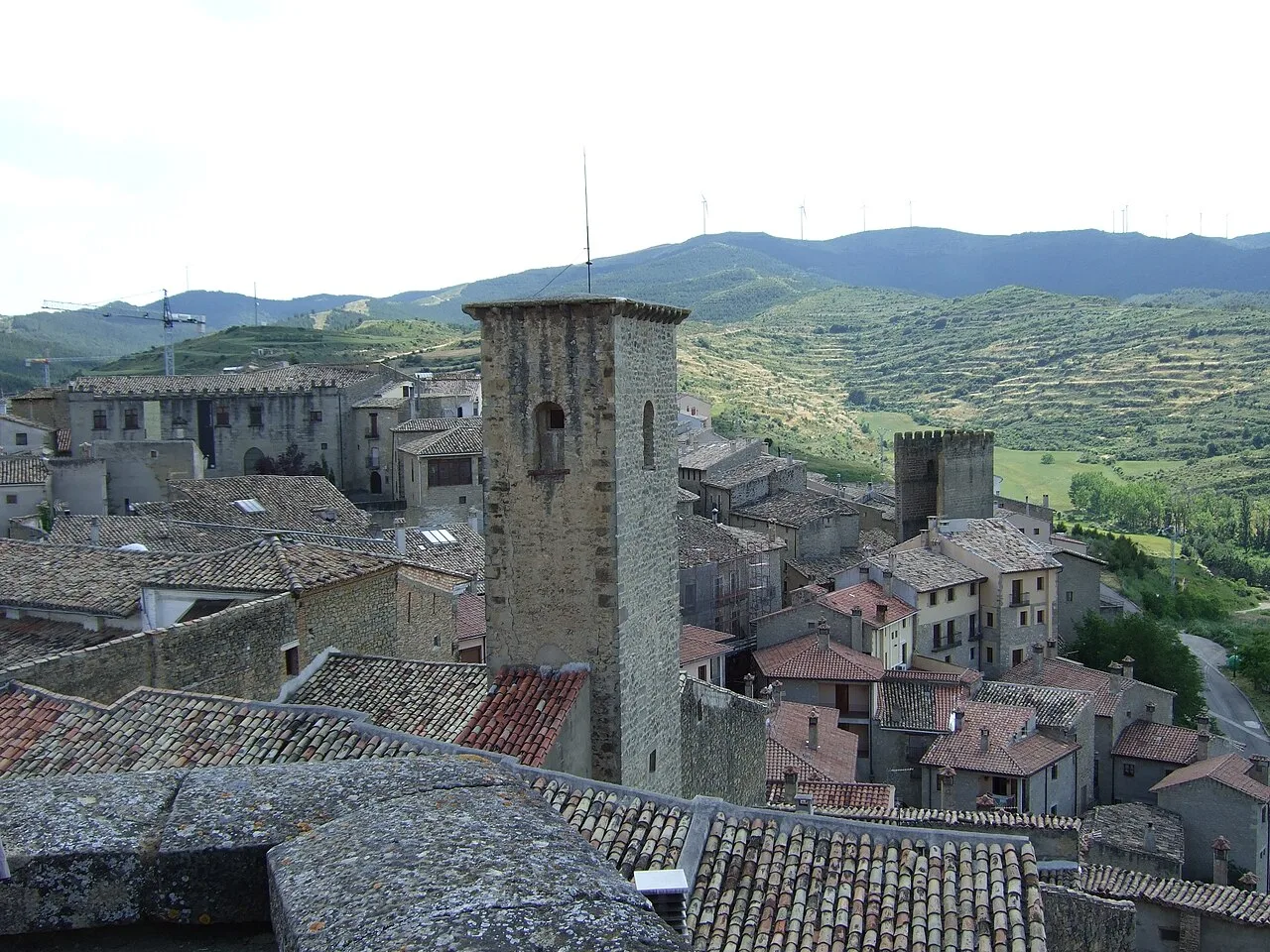 Panoramablick auf Sos del Rey Católico mit Türmen und Ziegeldächern.