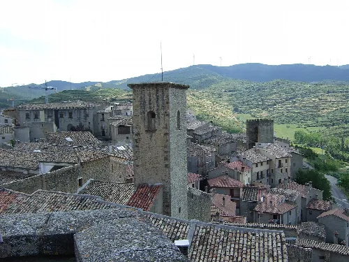 Panoramic view of Sos del Rey Católico with towers and tiled roofs.