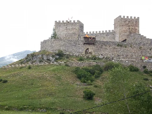 Castillo de San Vicente en Argüeso, con muros y torres medievales.