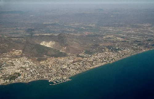 Luftaufnahme der Küste und Stadt von Torremolinos in Málaga