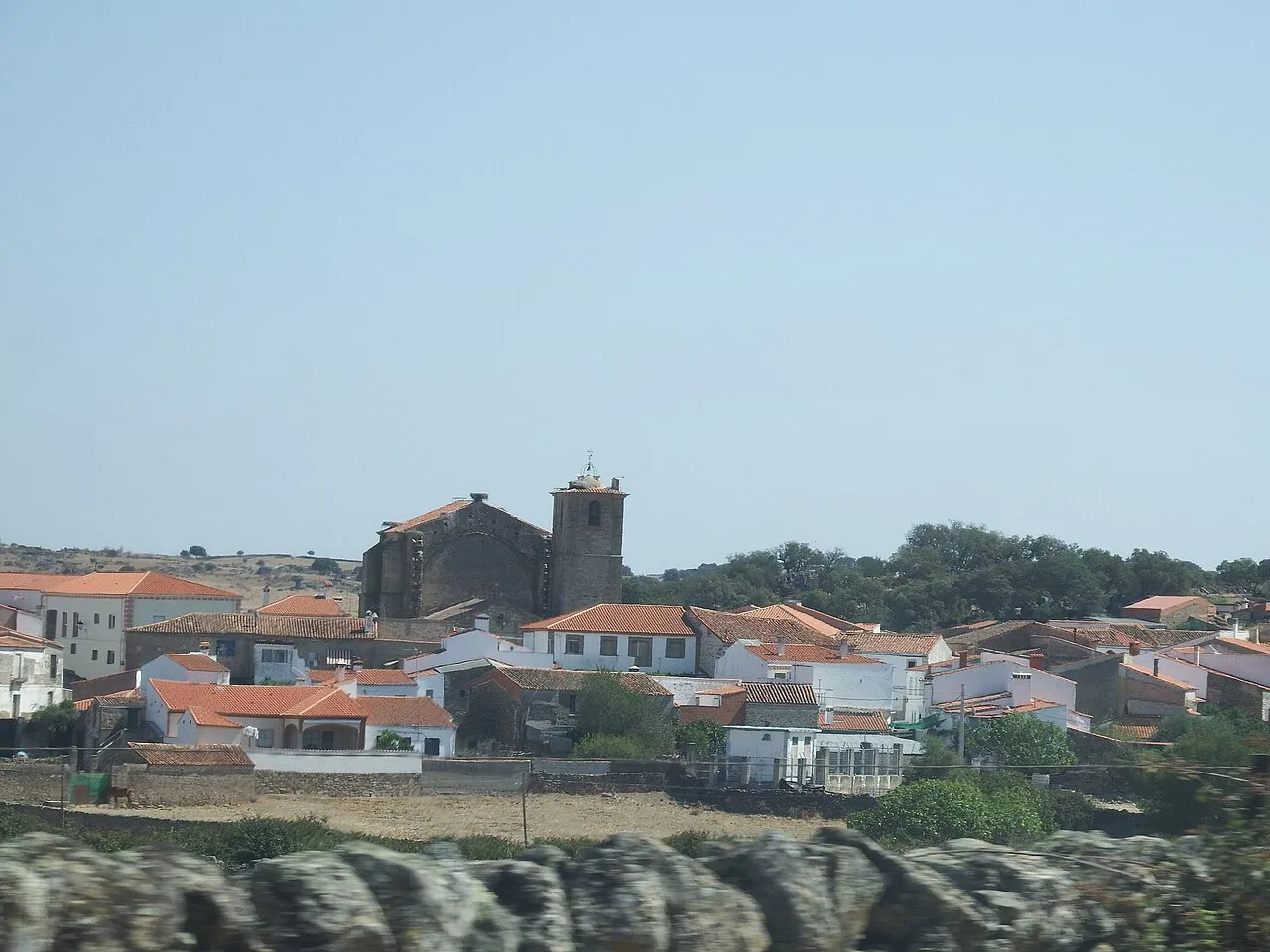 White houses and a church in Mata de Alcántara.