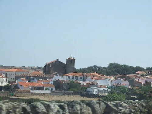 Weiße Häuser und eine Kirche in Mata de Alcántara.