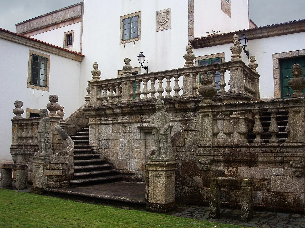 Escalinata de piedra con estatuas en el Pazo de Mariñán en Bergondo.