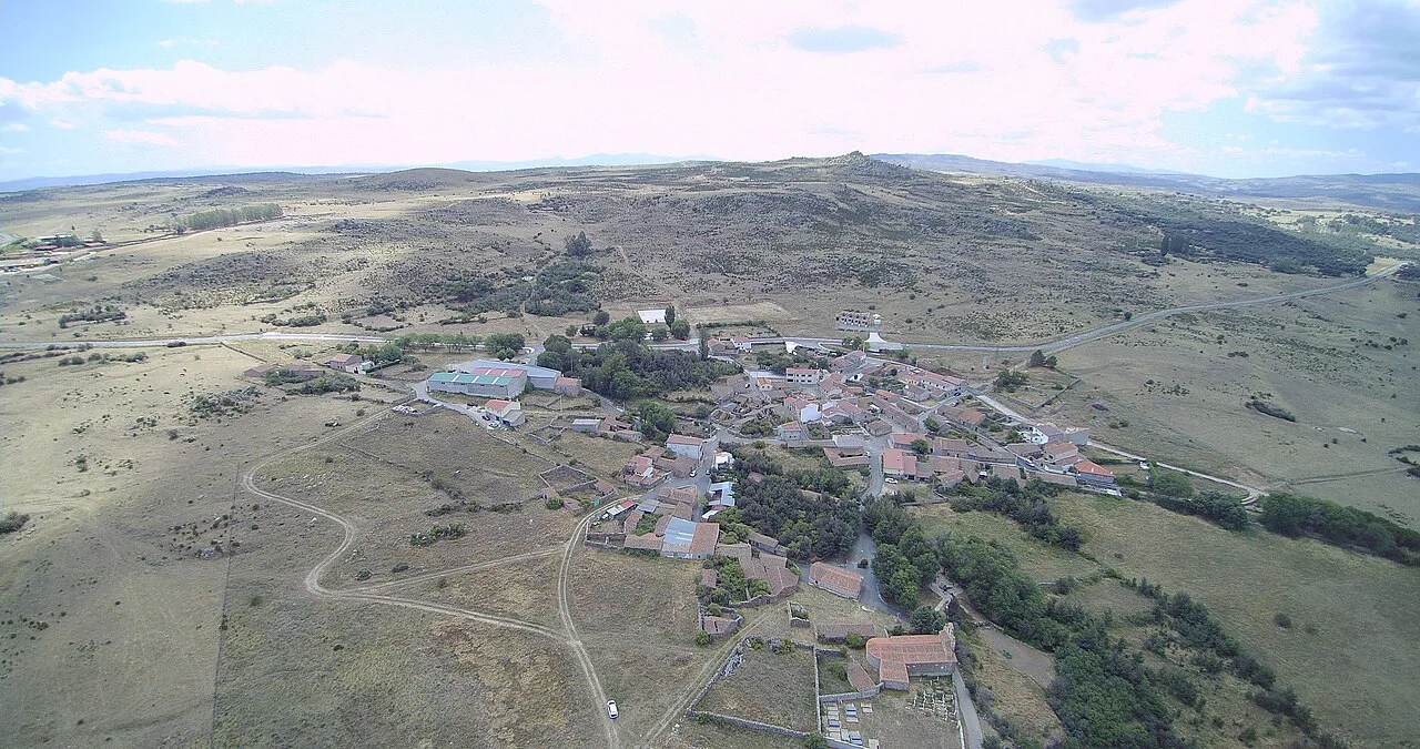 Marlín, Ávila. Vista hacia el suroeste con el pico de Peña Aguda (Pedragúa) al fondo. La iglesia de San Roque en primer término.