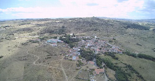 Marlín, Ávila. Vista hacia el suroeste con el pico de Peña Aguda (Pedragúa) al fondo. La iglesia de San Roque en primer término.