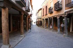 Calles con soportales y columnas de madera en Medina de Rioseco.