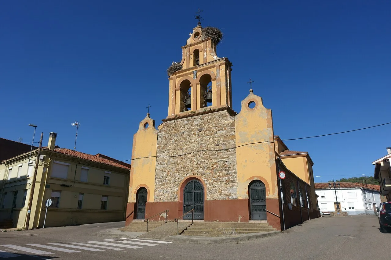 Iglesia de San Andrés Apóstol, en Cimanes del Tejar (León, España).