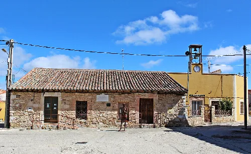 Ayuntamiento y edificio homenaje al maestro D. José Sánchez Alonso en la localidad de Morille, provincia de Salamanca
