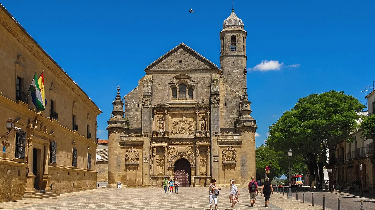 Fassade der Heiligen Kapelle des Salvador in Úbeda mit Turm und architektonischen Details.