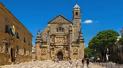 Fassade der Heiligen Kapelle des Salvador in Úbeda mit Turm und architektonischen Details.
