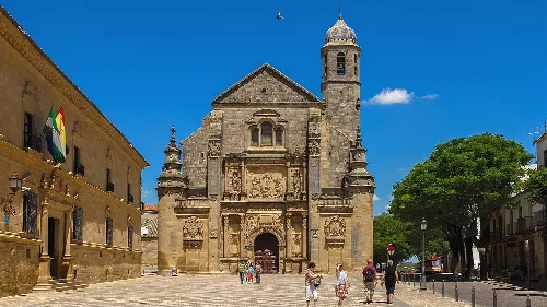 Fassade der Heiligen Kapelle des Salvador in Úbeda mit Turm und architektonischen Details.