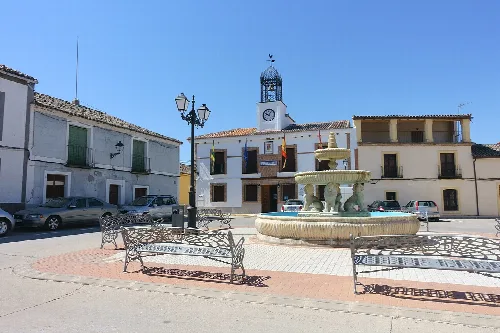 Casa consistorial y plaza de la Constitución en Las Herencias (Toledo, España).