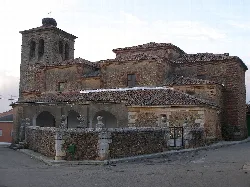 Iglesia de piedra con torre campanario y muro en la entrada en Pino del Río.