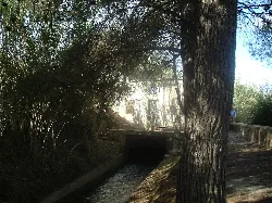 Acequia con árboles y túnel en Mislata, Valencia.
