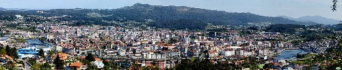 Panoramablick auf Pontevedra mit Gebäuden und Fluss an einem klaren Tag.
