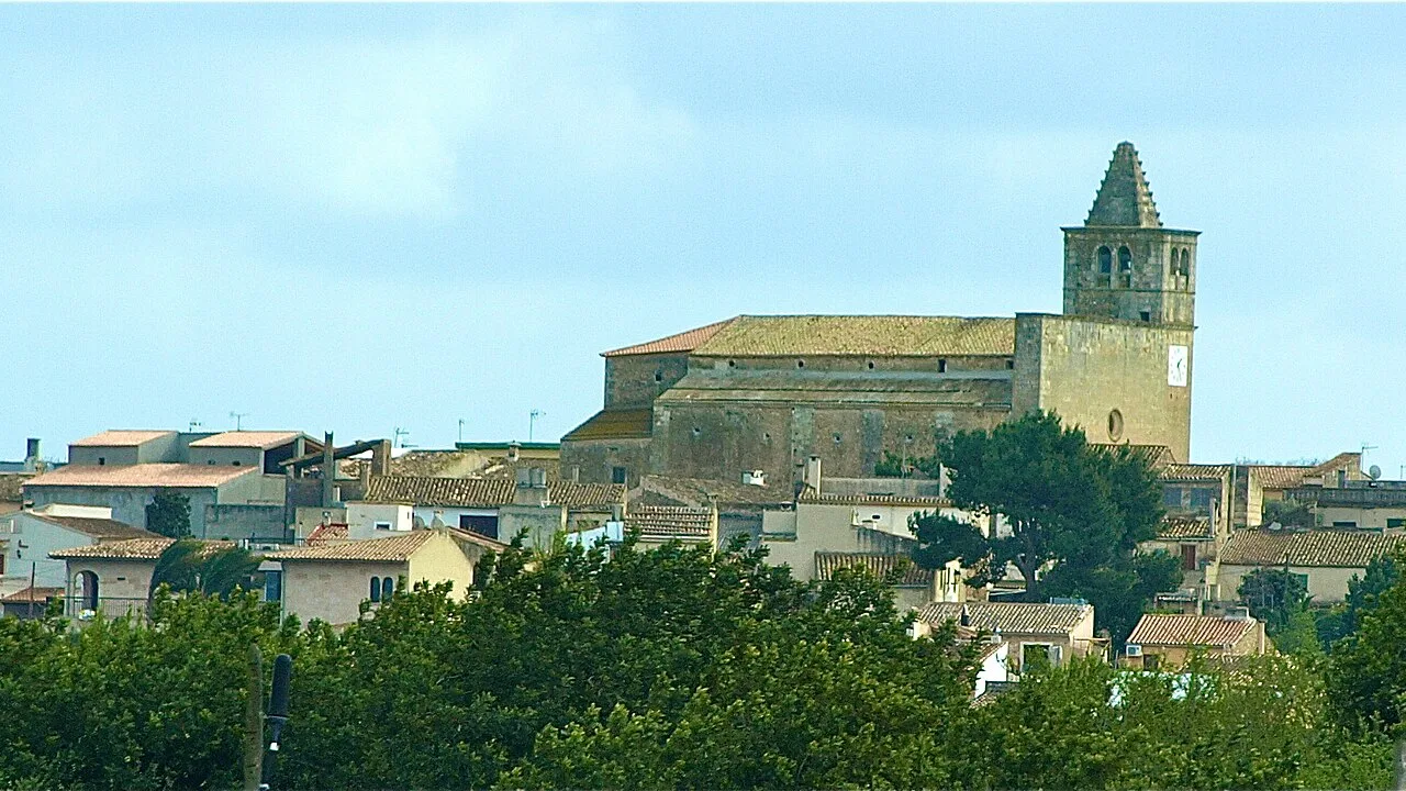 Vista del skyline de Búger con iglesia y casas tradicionales.