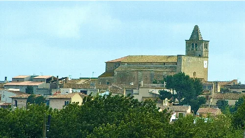 Vista del skyline de Búger con iglesia y casas tradicionales.