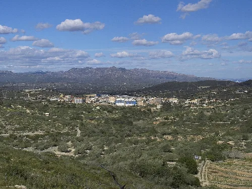 Paisaje con montañas, campos y algunas construcciones en El Perelló.