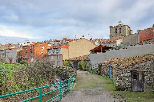Casas y camino en Ahigal de los Aceiteros, Salamanca.