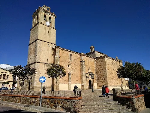 Pfarrkirche St. Peter in Montijo, mit Turm und Steinfassade.