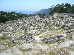 Alte Strukturen bei einer archäologischen Stätte in Galicien.