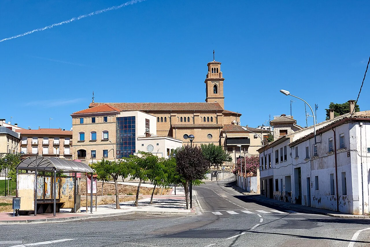 Ansicht der Kirche und Gebäude in Murchante, Navarra.