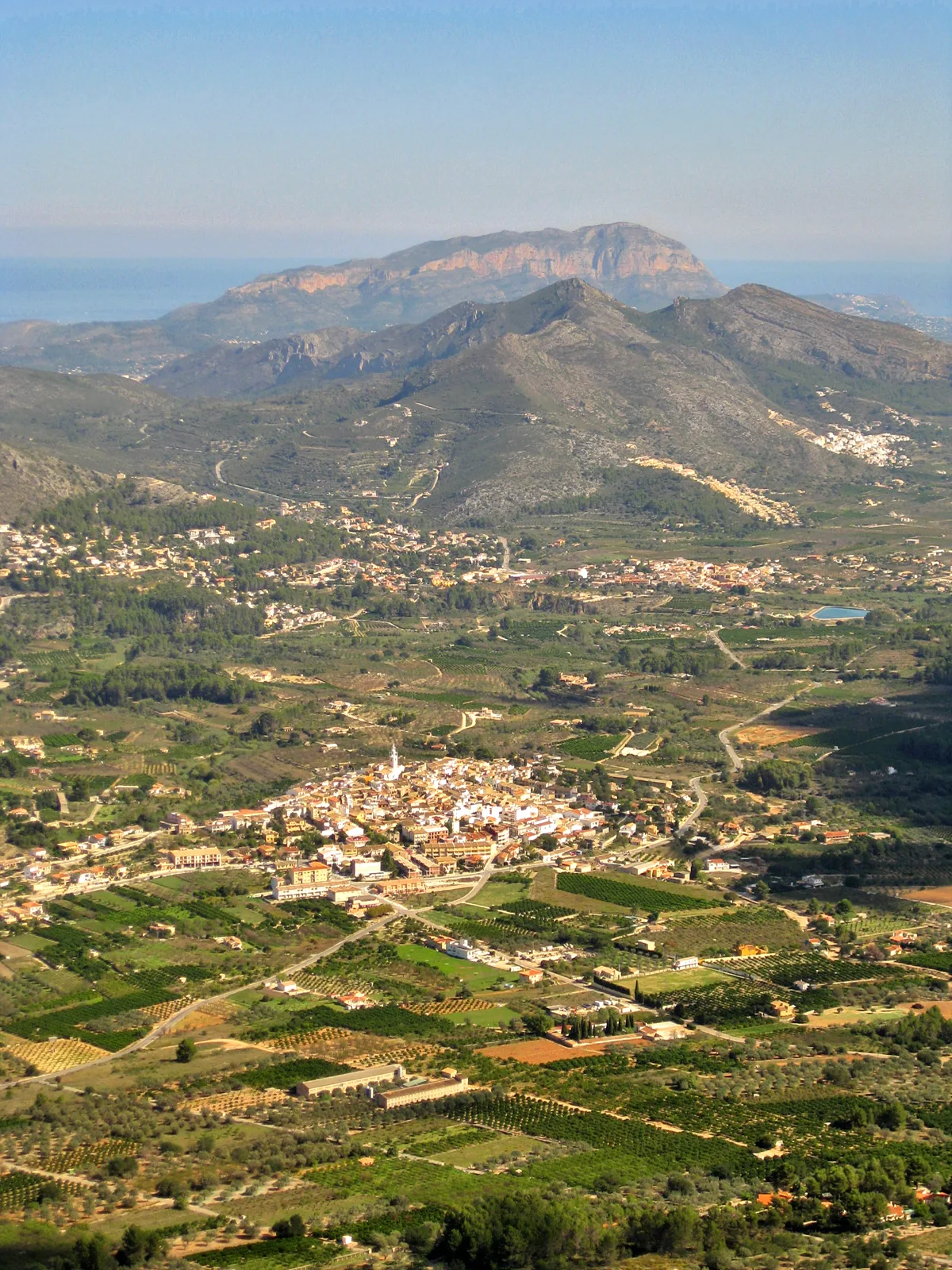 Vista de Parcent con montañas y el Montgó en el fondo.