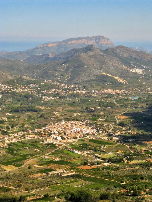 Blick auf Parcent mit Bergen und Montgó im Hintergrund.
