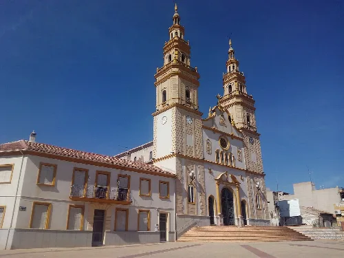 Kirche mit Zwillings-Türmen und verzierter Fassade in Alcantarilla.