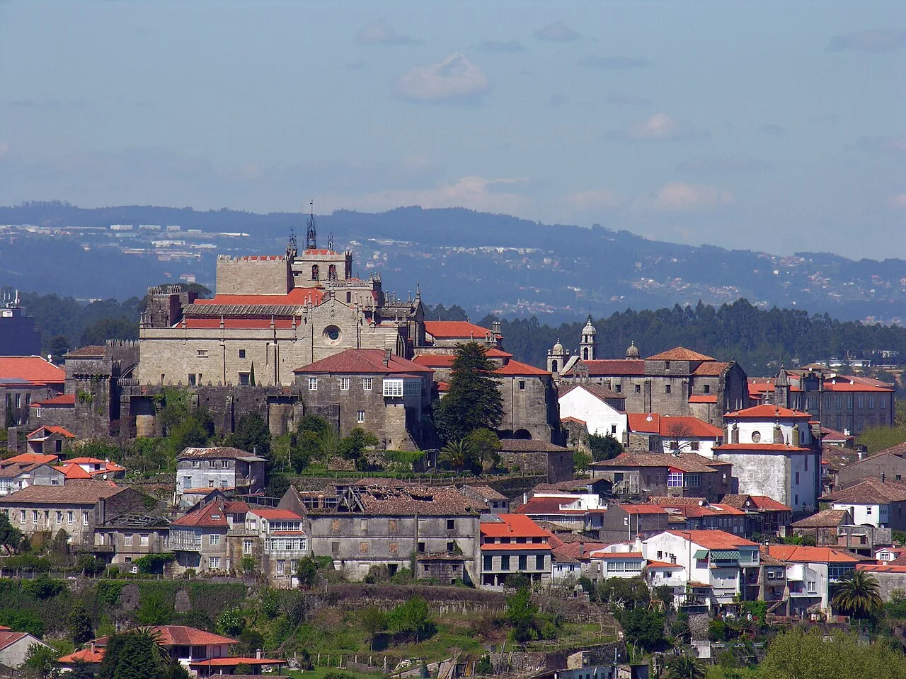 Vista de la ciudad de Tui y su catedral en la cima desde Valença.