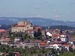 Blick auf Tui und seine Kathedrale von Valença aus über den Minho-Fluss.