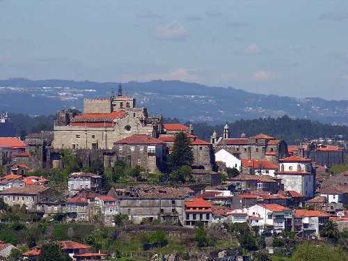 Blick auf Tui und seine Kathedrale von Valença aus über den Minho-Fluss.