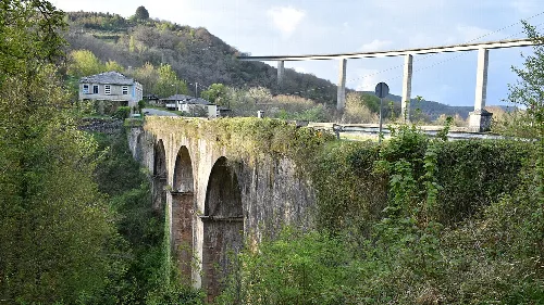 Steinbrücke und moderne Brücke in Becerreá, Lugo.