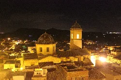 Night view of the church and town of Agost illuminated from the castle.