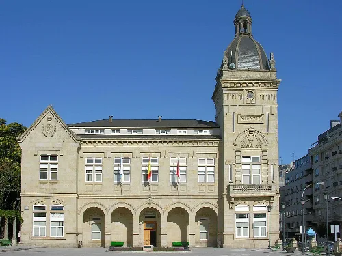 Rathaus mit Turm und Bögen in La Estrada, Galicien.