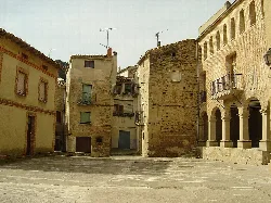 Plaza con edificios antiguos y una plaza vacía en Bargota.