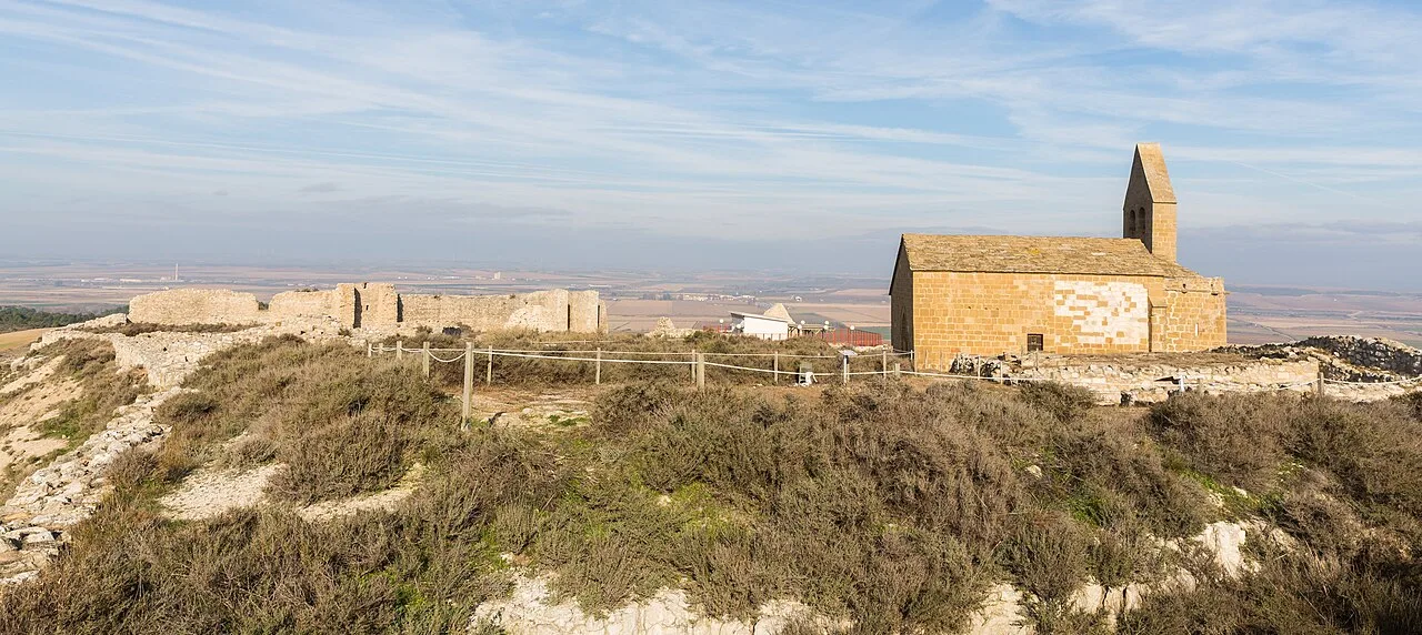 Fortificación antigua con muros y iglesia en Murillo el Cuende, Navarra.
