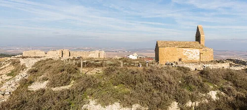 Fortificación antigua con muros y iglesia en Murillo el Cuende, Navarra.