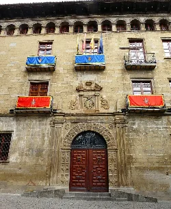 Edificio de ayuntamiento con banderas en la Plaza de la Villa.
