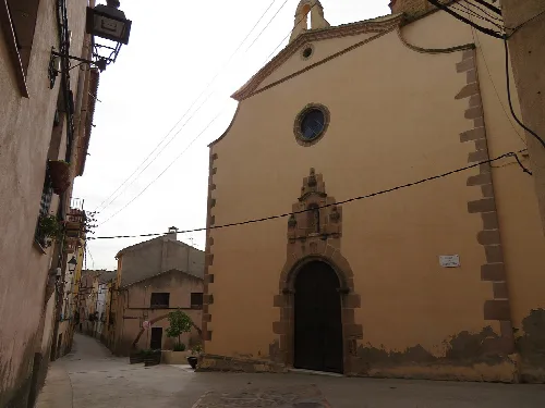 Fassade der Kirche San Roque in El Molar, Tarragona.
