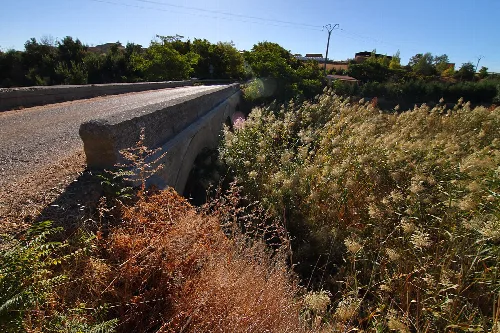Steinbrücke mit drei Bögen über den Fluss Salado in Cerecinos del Carrizal.