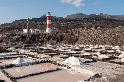 Salzpfannen von Fuencaliente mit Leuchtturm und Vulkanbergen.