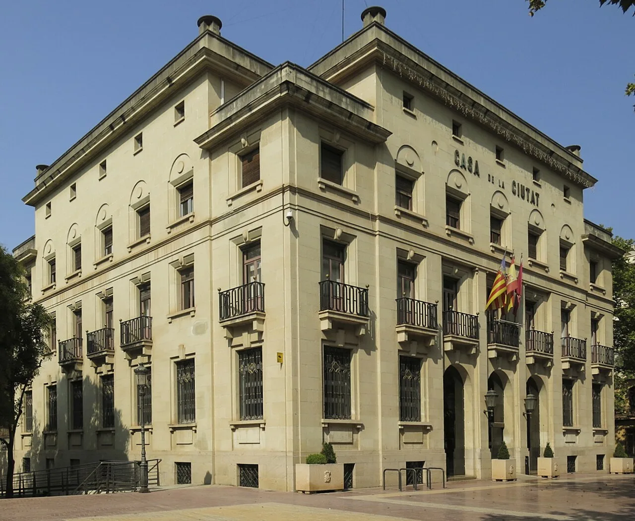 Edificio del ayuntamiento con banderas en la fachada en Xàtiva.