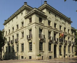 Edificio del ayuntamiento con banderas en la fachada en Xàtiva.