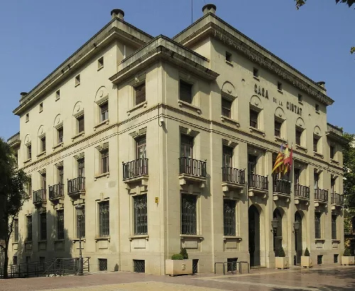 Rathausgebäude mit Flaggen an der Fassade in Xàtiva.